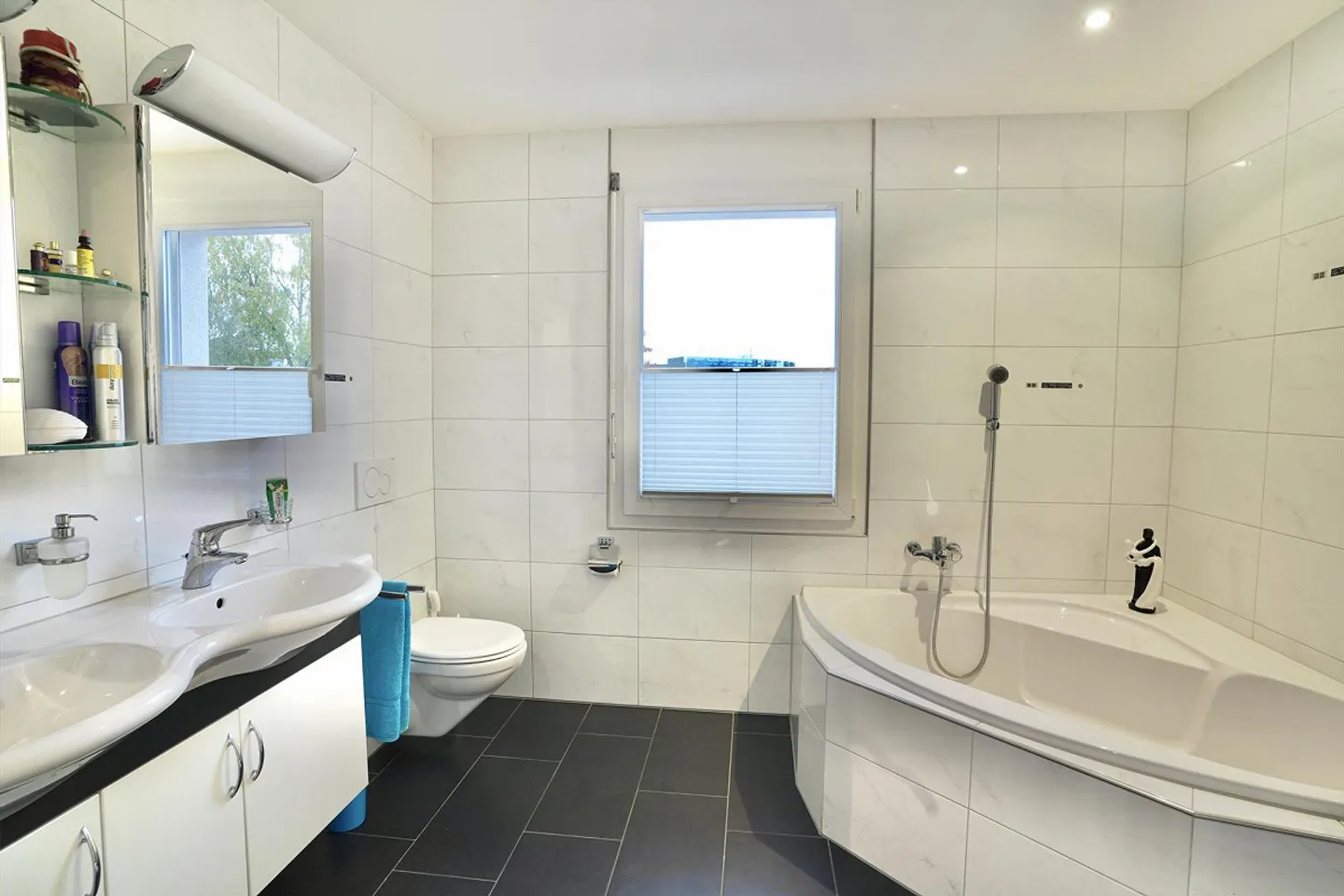 Appartamento luminoso e moderno di 4 1/2 (3 1/2) stanze con parcheggio sotterraneo in vendita - Foto 8 di 15