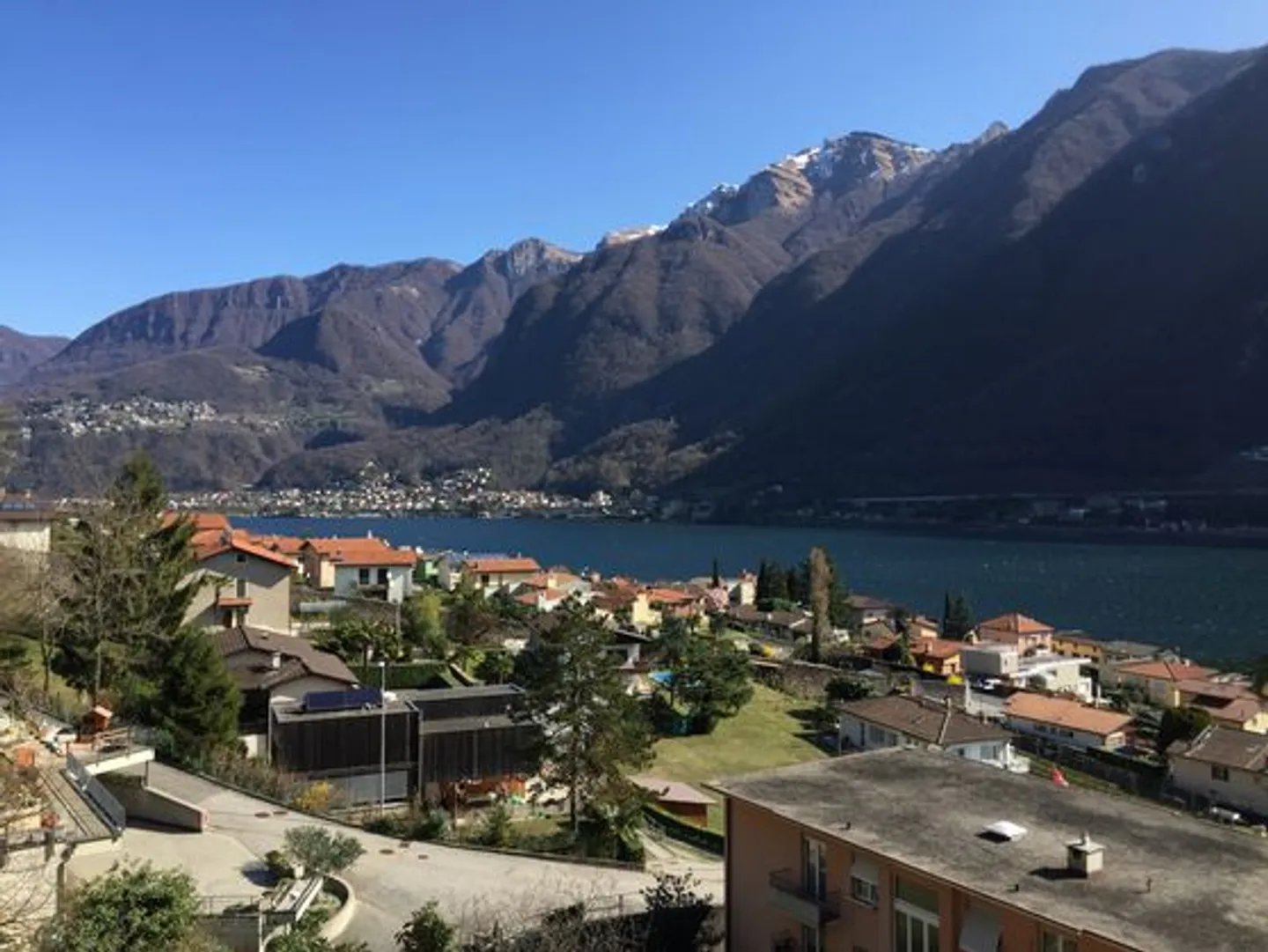 Appartement 3.5 dans un emplacement calme avec vue large sur le lac - Photo 1 sur 12