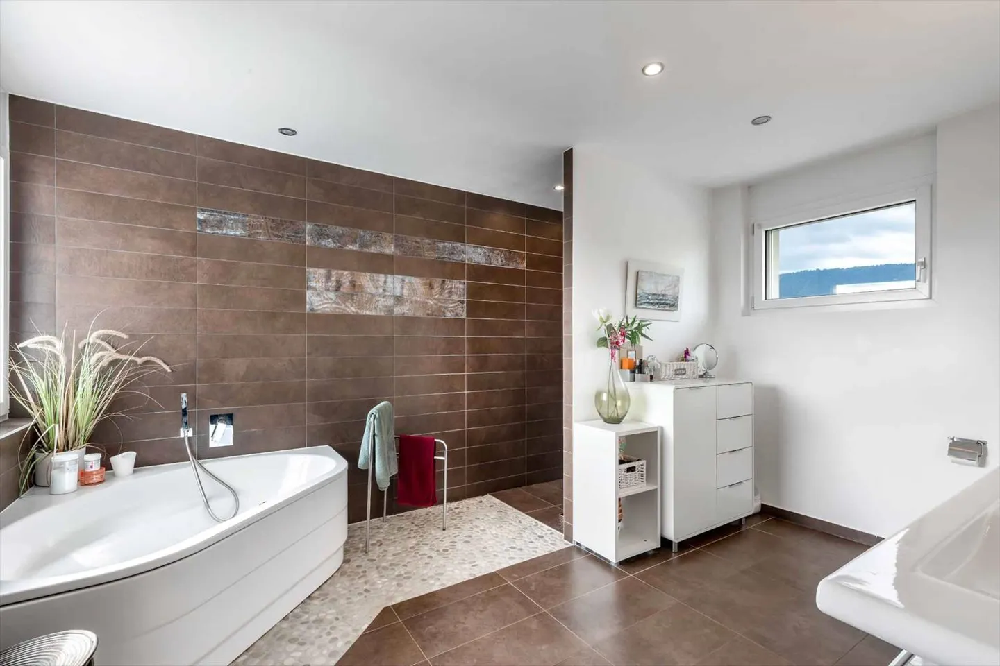 Magnifica villa contemporanea con vista sul lago di Neuchâtel e sulle Alpi - Foto 10 di 13