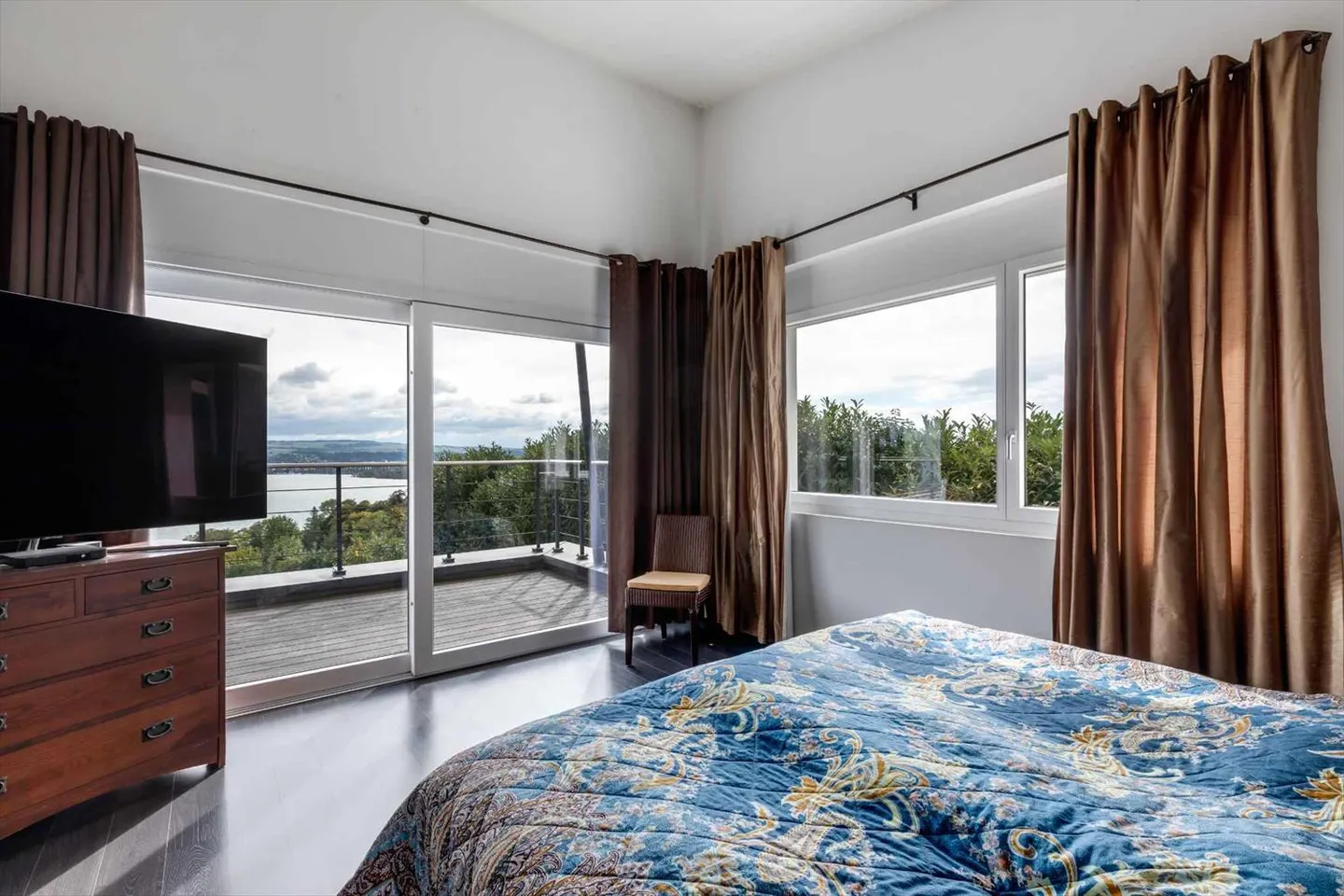 Magnifica villa contemporanea con vista sul lago di Neuchâtel e sulle Alpi - Foto 9 di 13