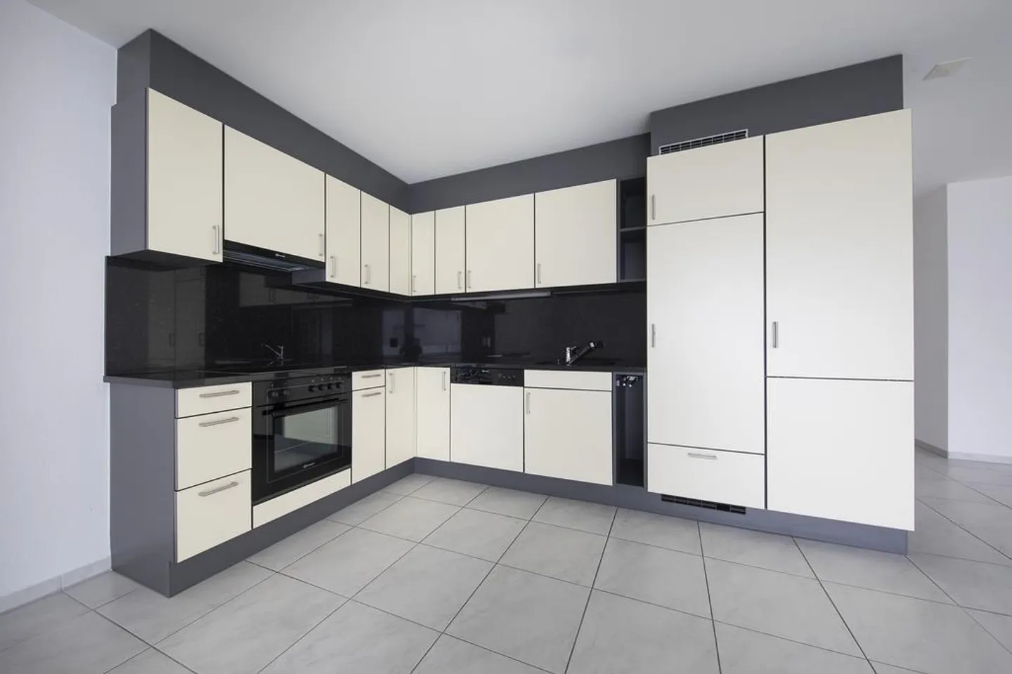 Appartamento spazioso e luminoso in una posizione ideale! - Foto 3 di 11