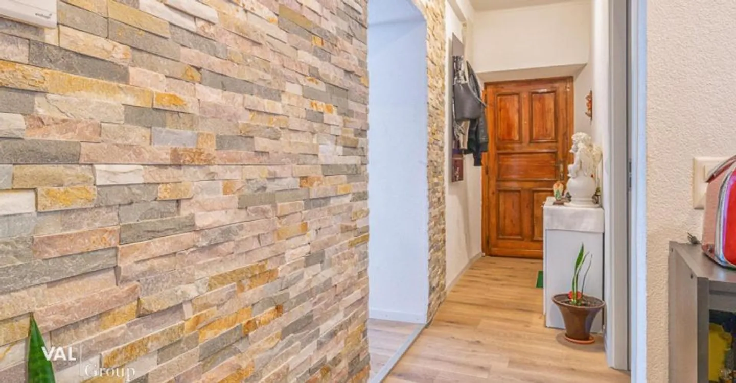 Modernized 3.5-room apartment in the heart of Glis - Photo 3 of 12