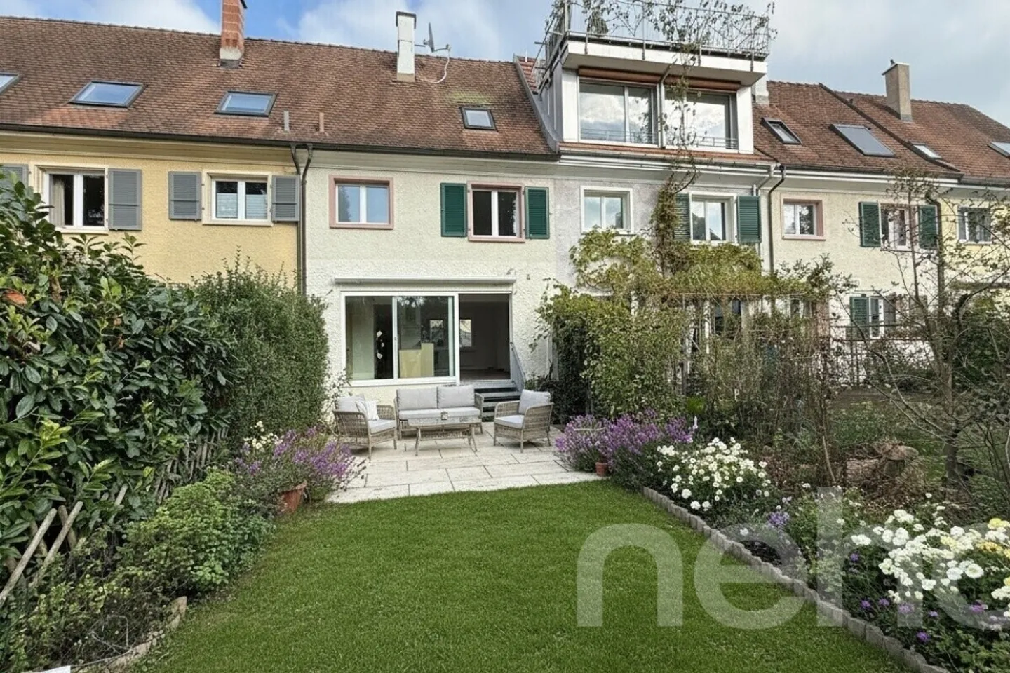 Renovated 4.5-room terraced house with garden in Basel - Photo 1 of 12