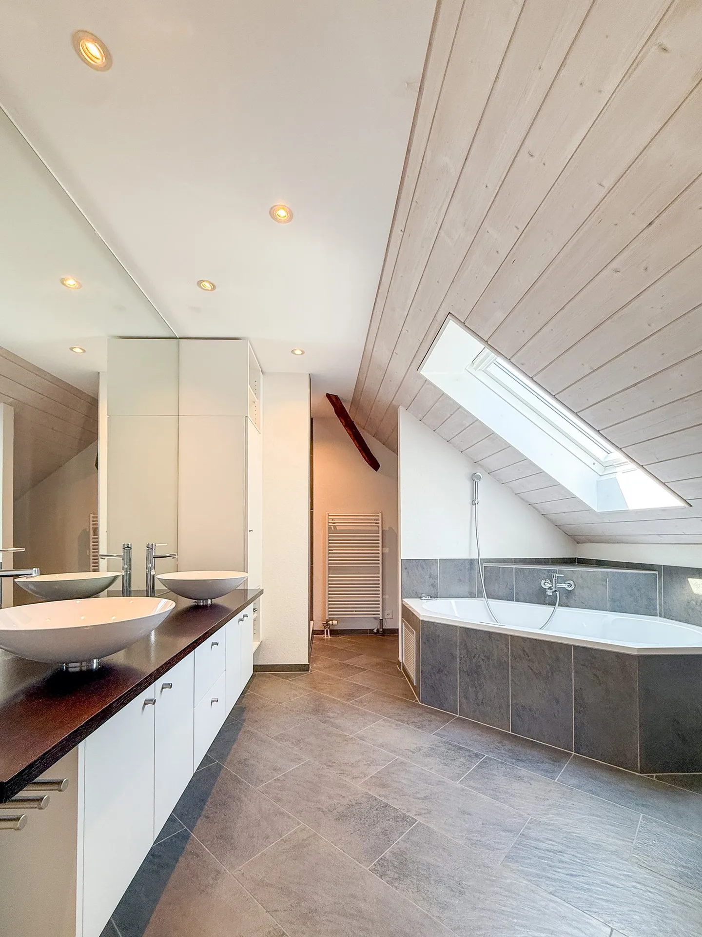 Appartamento duplex con giardino privato, centro del villaggio di Münchenbuchsee - Foto 31 di 43