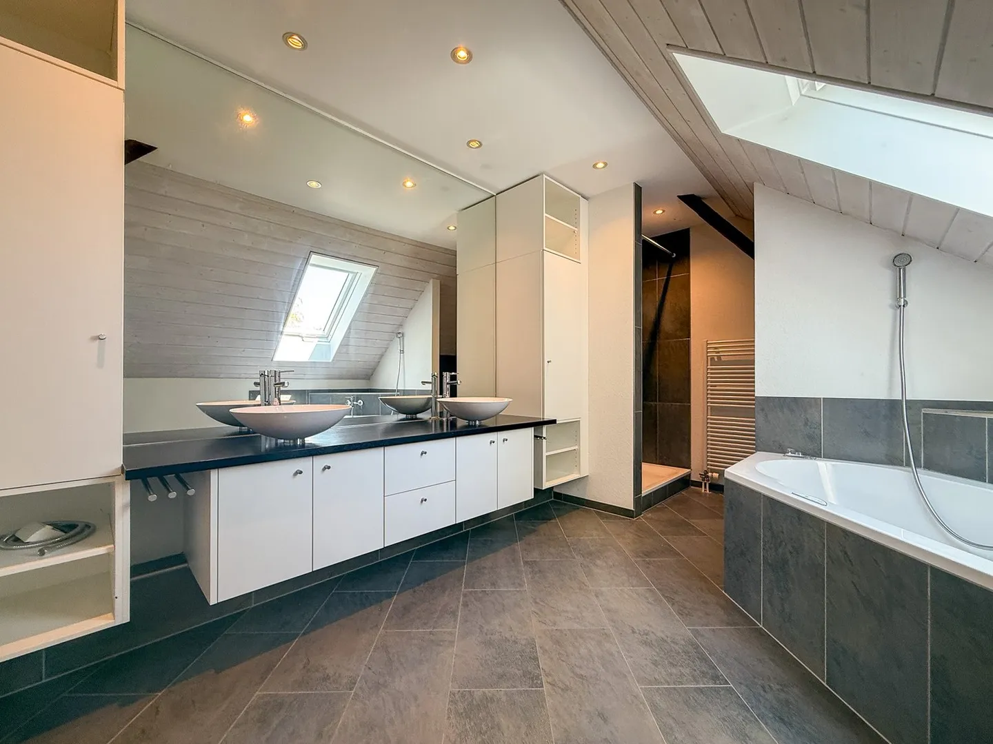 Appartamento duplex con giardino privato, centro del villaggio di Münchenbuchsee - Foto 32 di 43