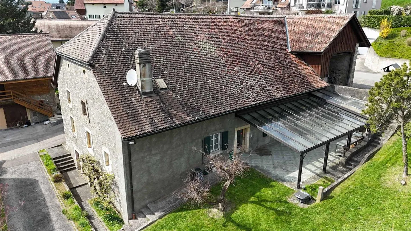 Bâtisse avec logement de 5.5 pièces, jardin et 200 m² de disponible - Photo 1 sur 13