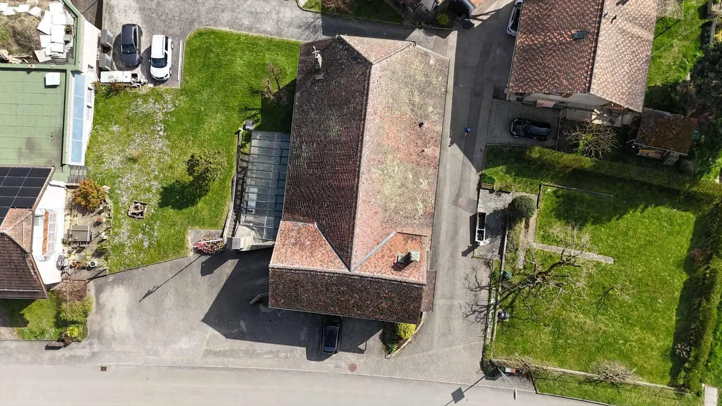 Bâtisse avec logement de 5.5 pièces, jardin et 200 m² de disponible - Photo 2 sur 13