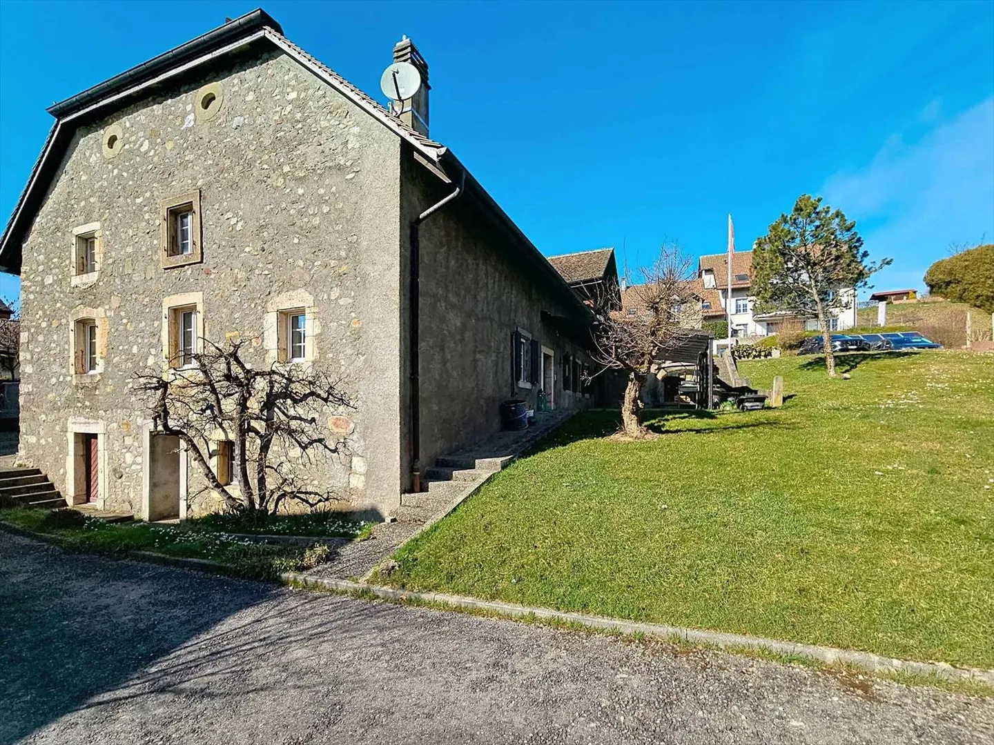 Bâtisse avec logement de 5.5 pièces, jardin et 200 m² de disponible - Photo 3 sur 13