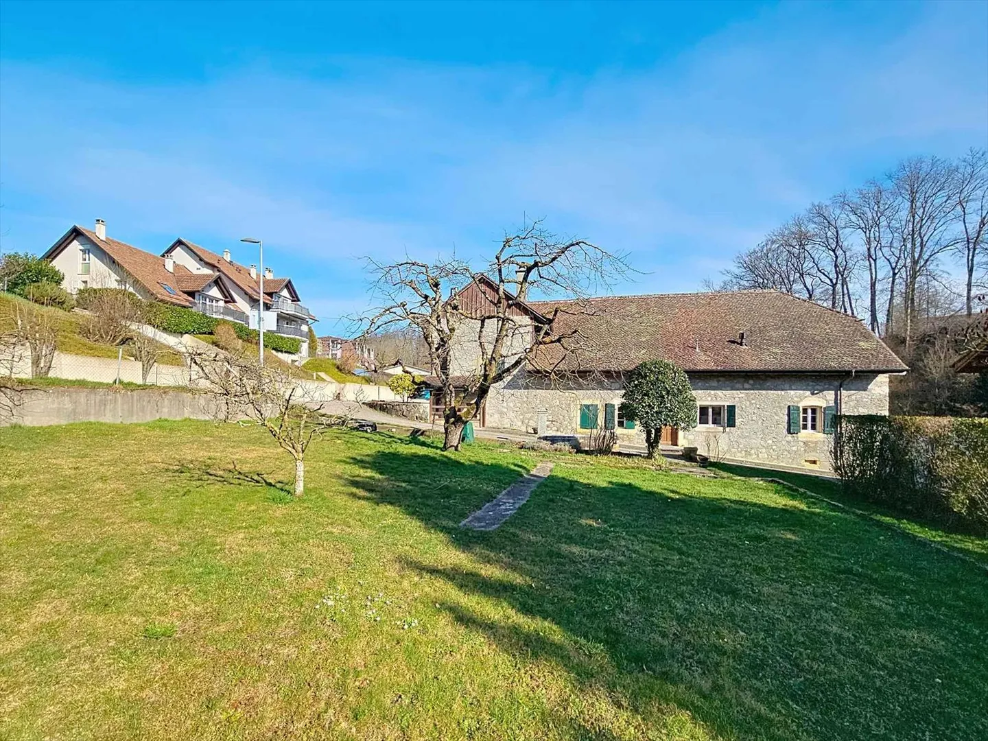Bâtisse avec logement de 5.5 pièces, jardin et 200 m² de disponible - Photo 5 sur 13