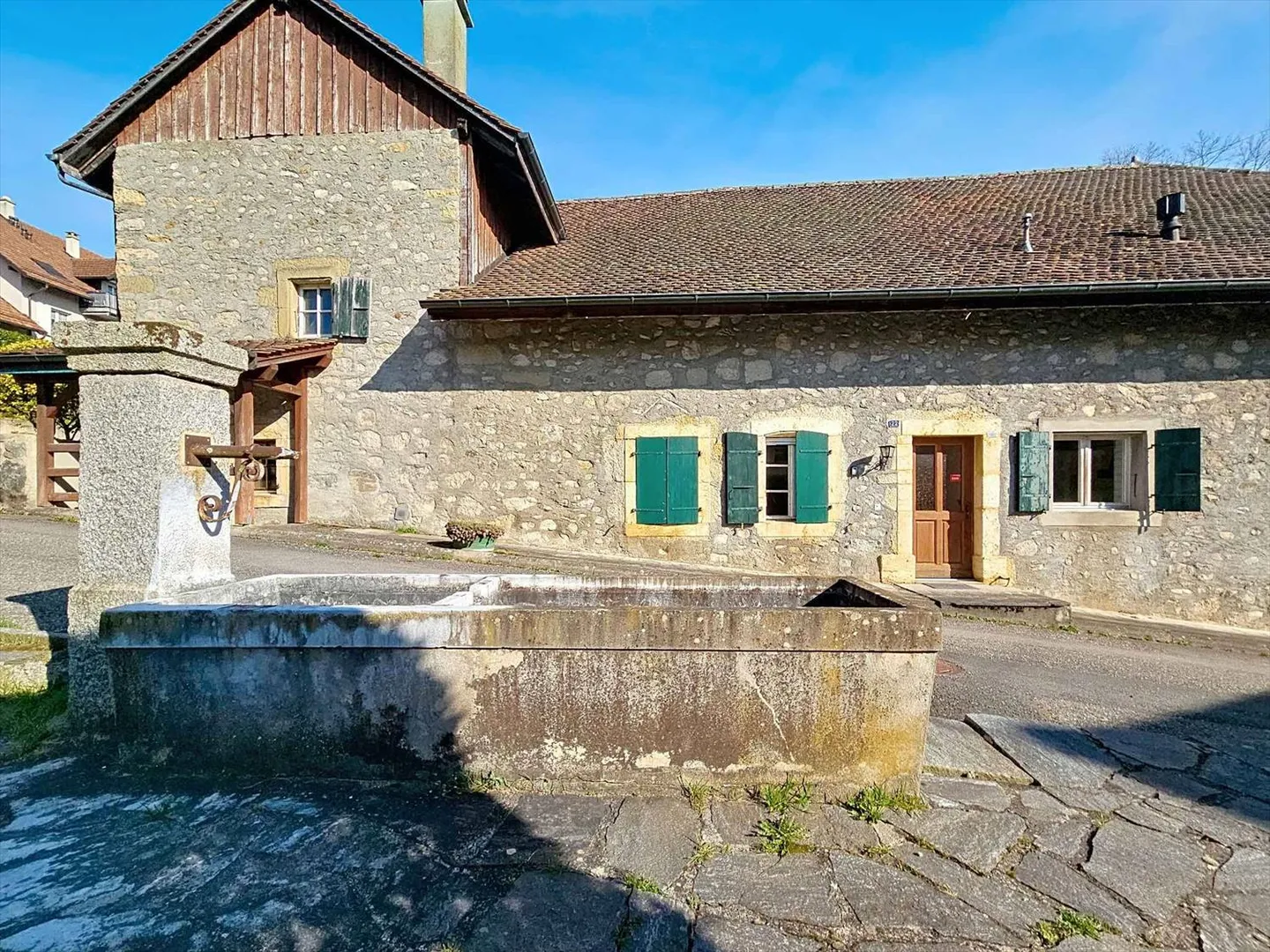 Bâtisse avec logement de 5.5 pièces, jardin et 200 m² de disponible - Photo 6 sur 13