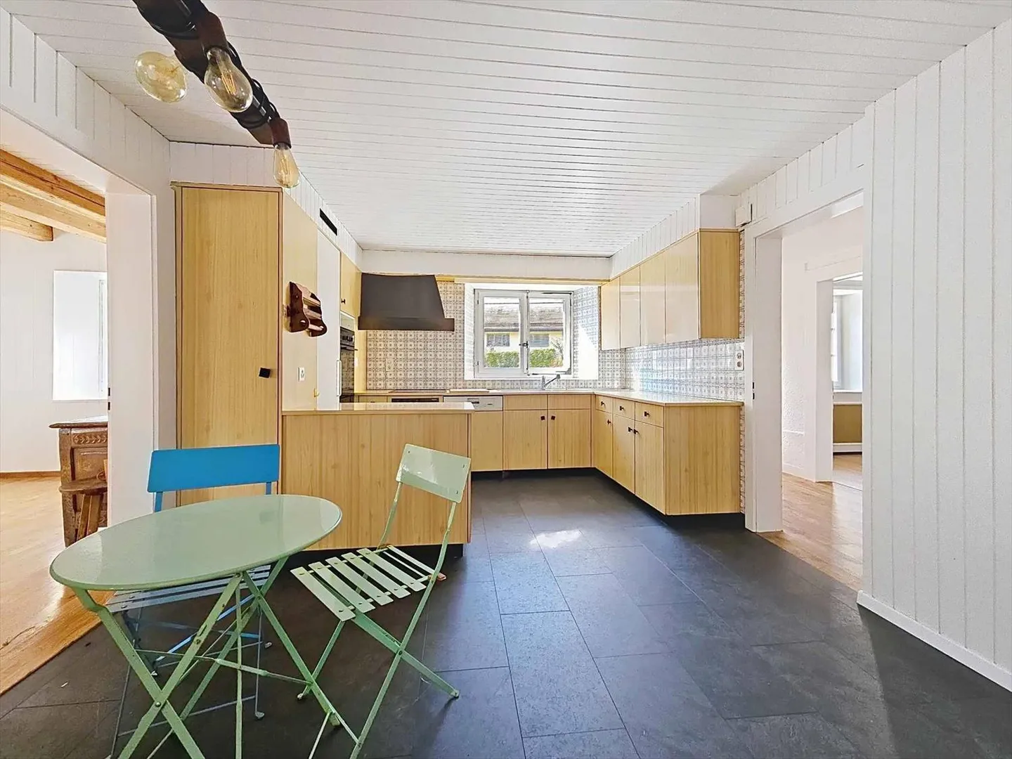 Bâtisse avec logement de 5.5 pièces, jardin et 200 m² de disponible - Photo 8 sur 13