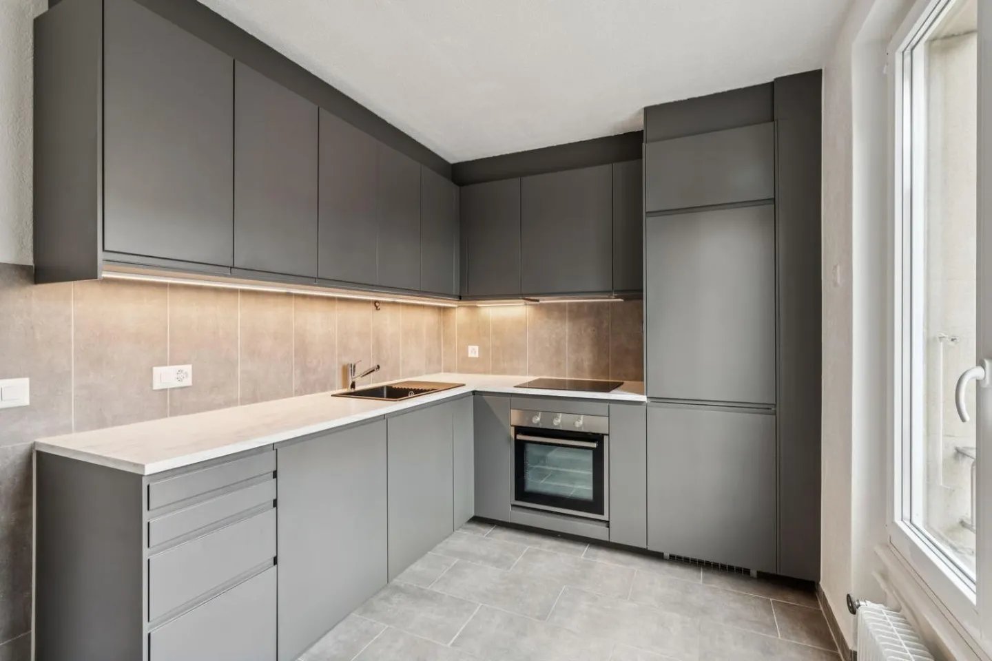 Luminoso appartamento di 3,5 stanze ristrutturato nel cuore del villaggio - Foto 3 di 8