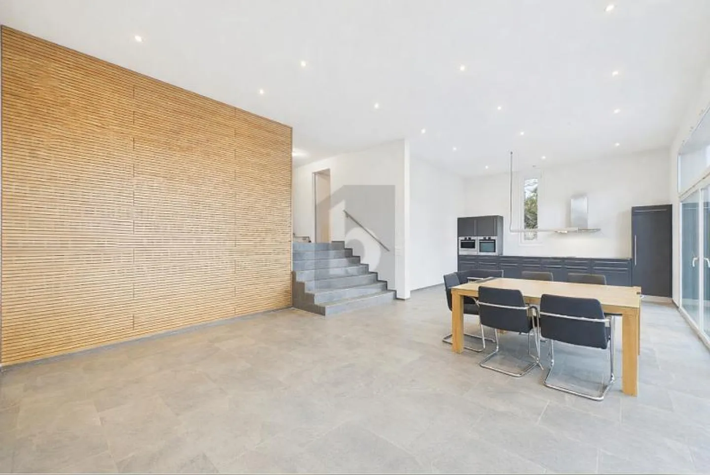 HIGH QUALITY, BRIGHT & WITH OUTDOOR AREA - Photo 2 of 6