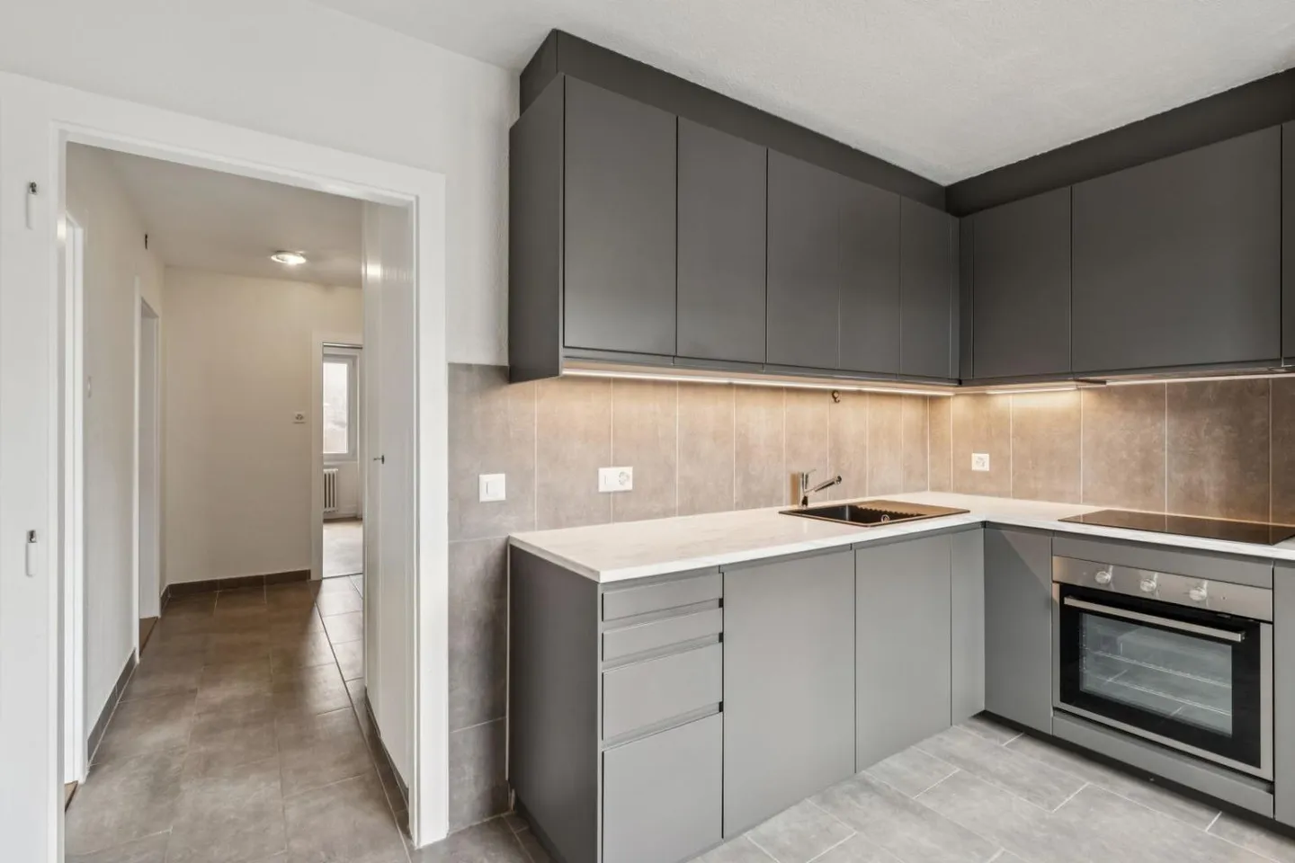 Luminoso appartamento di 3,5 stanze ristrutturato nel cuore del villaggio - Foto 1 di 8