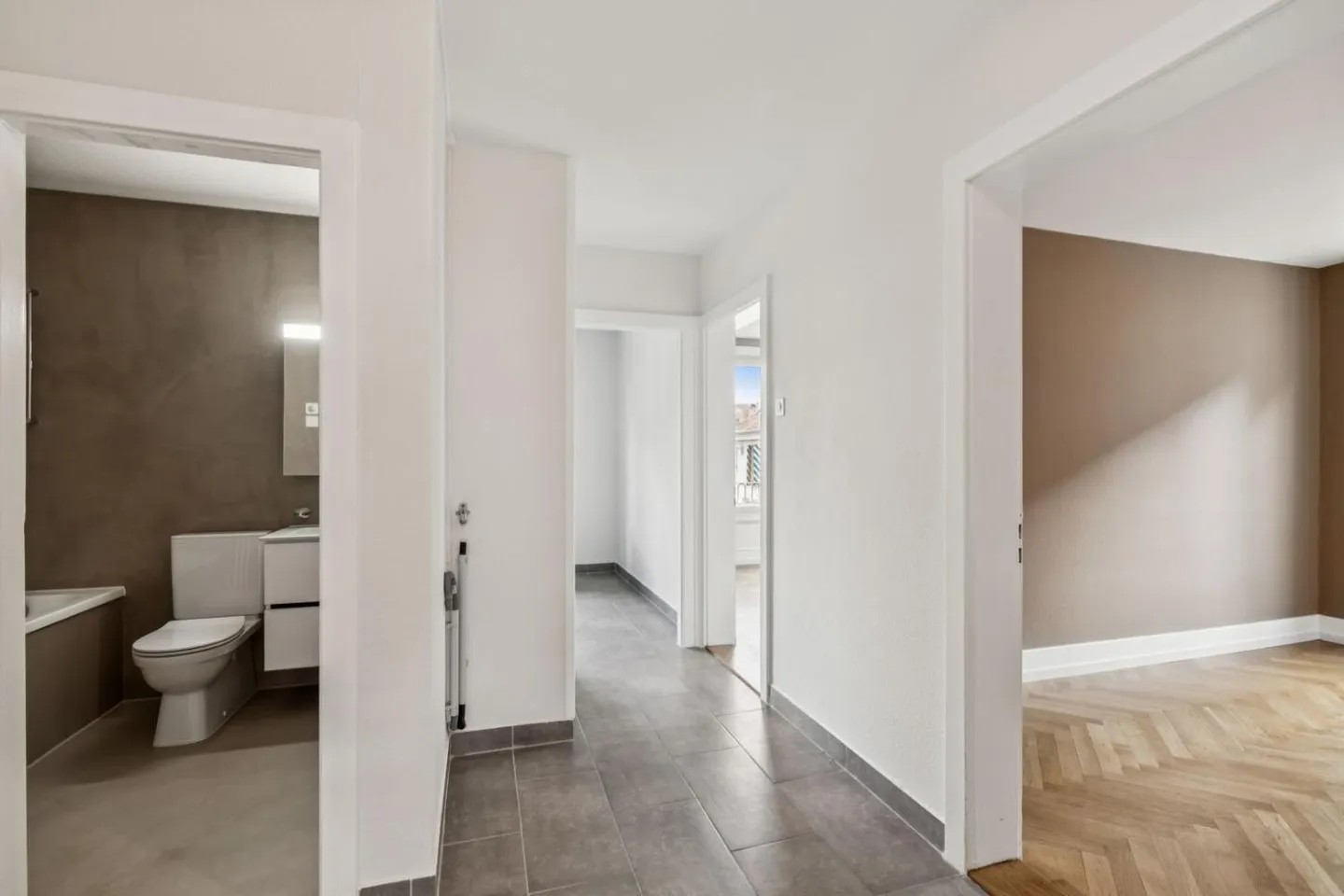 Luminoso appartamento di 3,5 stanze ristrutturato nel cuore del villaggio - Foto 4 di 8