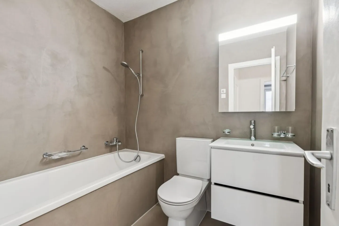 Luminoso appartamento di 3,5 stanze ristrutturato nel cuore del villaggio - Foto 5 di 8