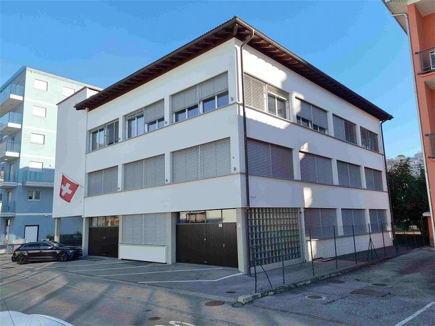 WAREHOUSE AND OFFICES IN A STRATEGIC AREA - Photo 1 of 8