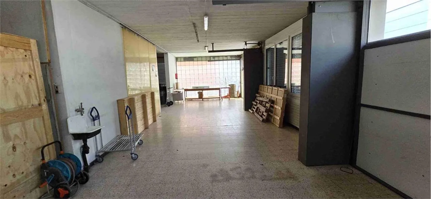 WAREHOUSE AND OFFICES IN A STRATEGIC AREA - Photo 6 of 8