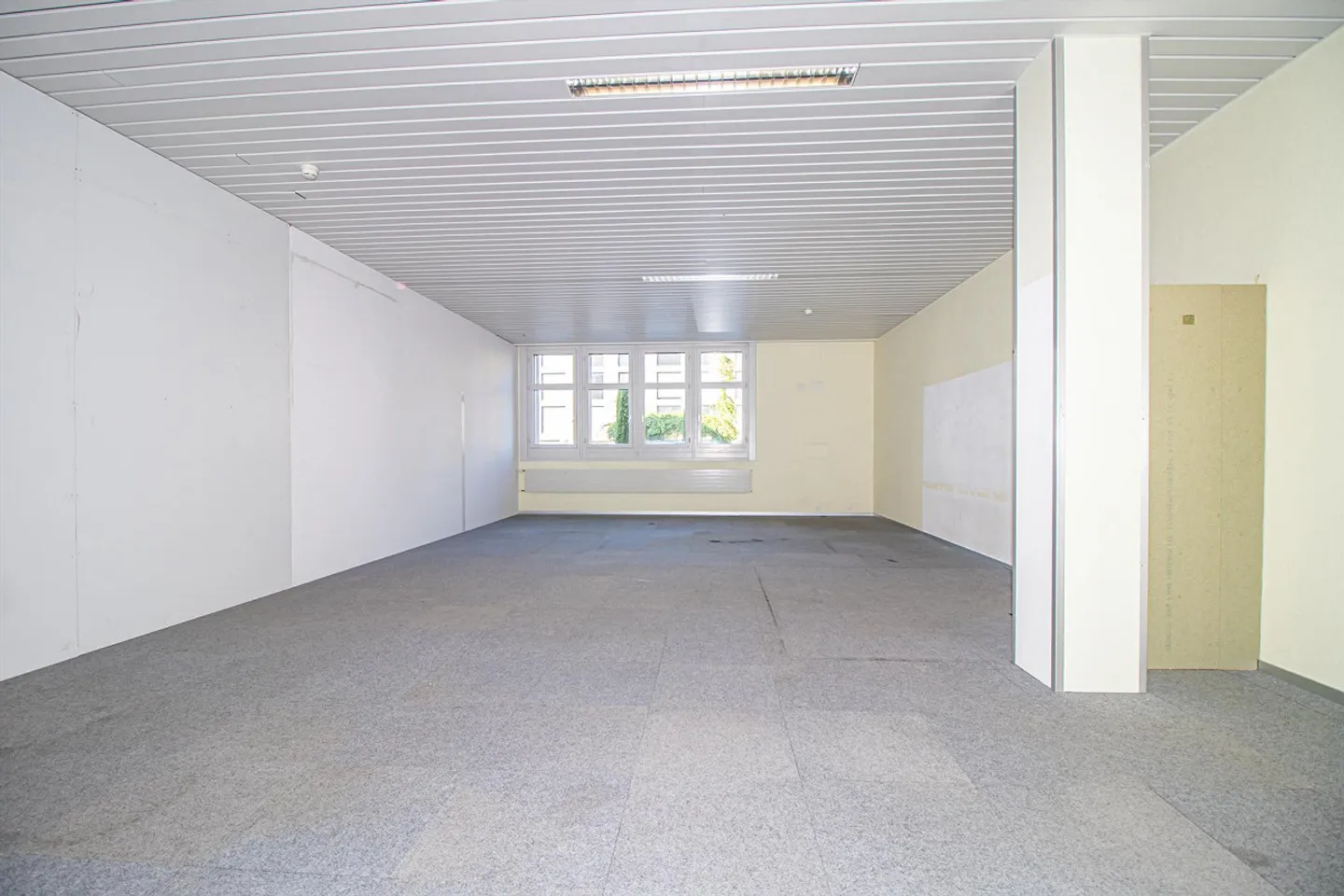 Espace commercial flexible avec potentiel de développement - Photo 2 sur 3