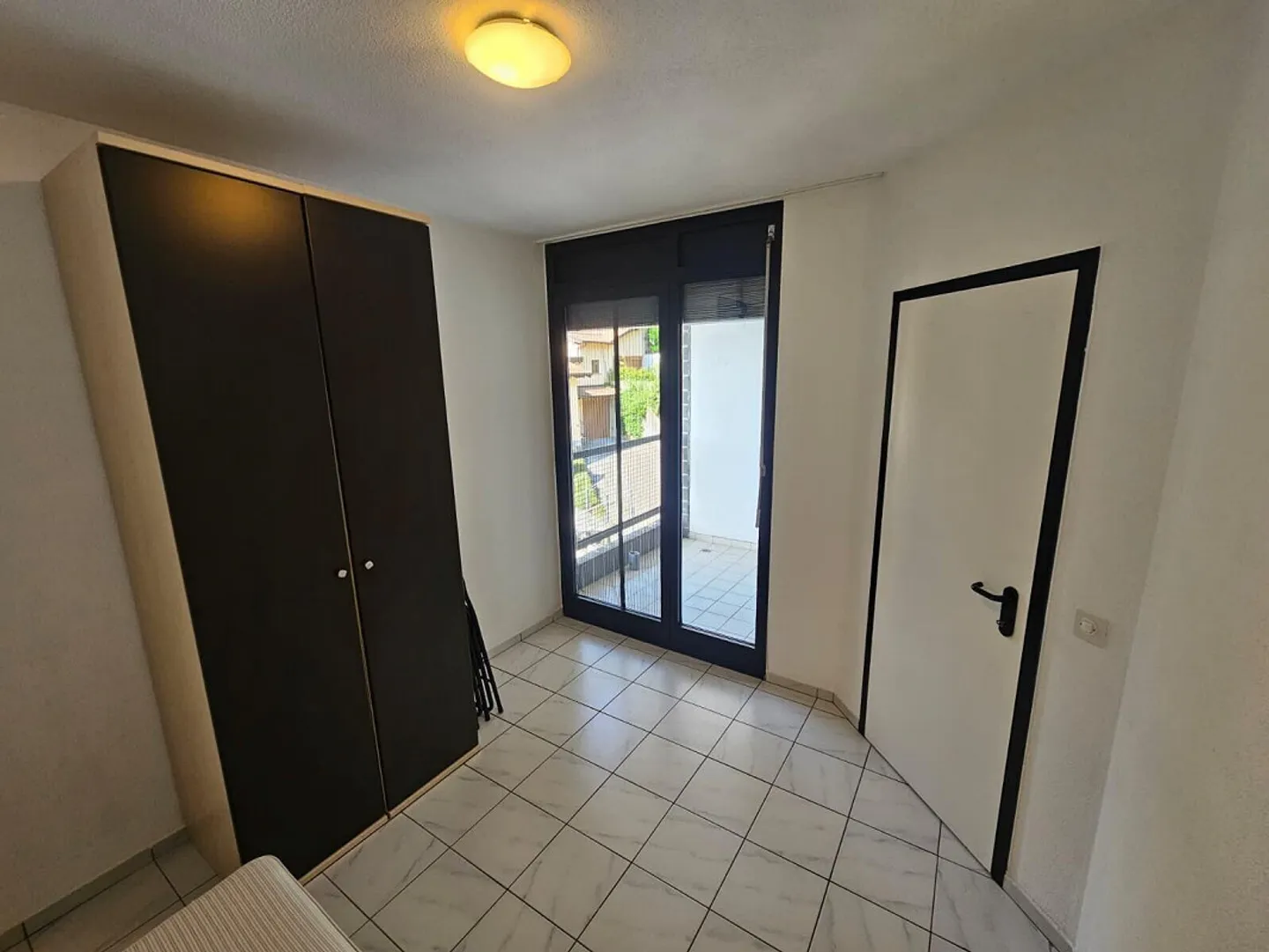 Ampio appartamento di 2,5 locali con mobili e balcone a Canobbio - Foto 4 di 8