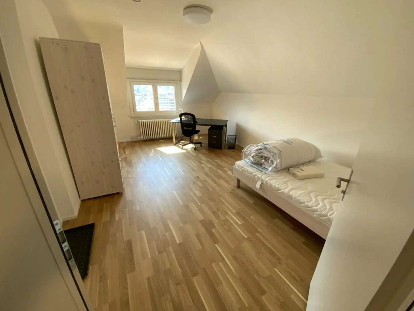 Chambre pour étudiants HSG dans une maison d'étudiants - Photo 1 sur 5