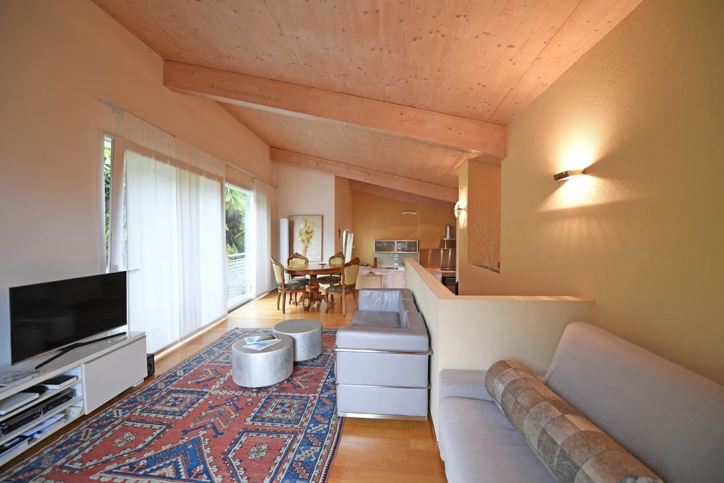 Maison rénovée à Contone composée d'un penthouse et de deux appartements - Photo 1 sur 10