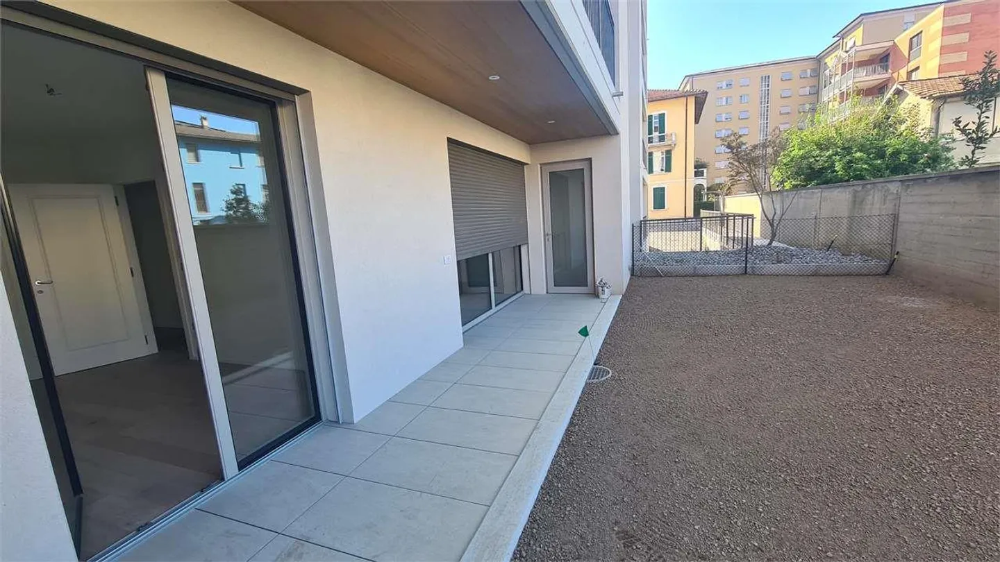 CHIASSO: NUOVO ELEGANTE 2.5 LOC CON AMPIO GIARDINO - Foto 4 di 12