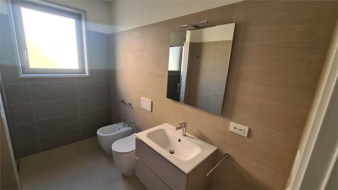 CHIASSO: NUOVO ELEGANTE 2.5 LOC CON AMPIO GIARDINO - Foto 11 di 12