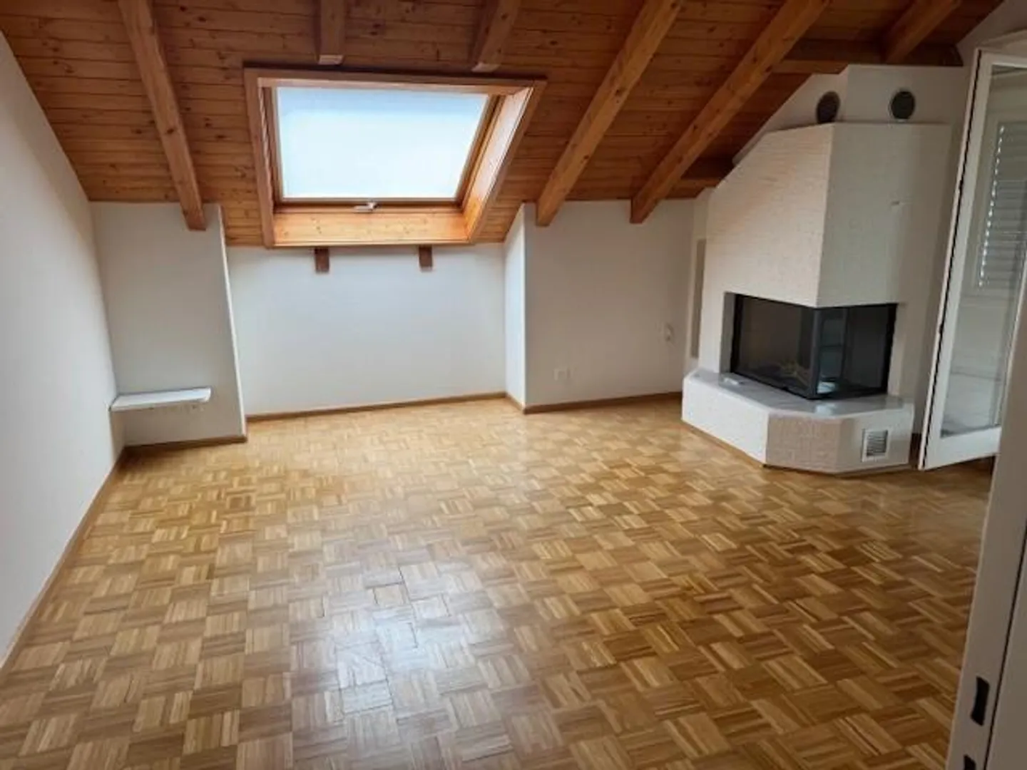 Incantevole appartamento mansardato con camino a 2 camere - Foto 1 di 7