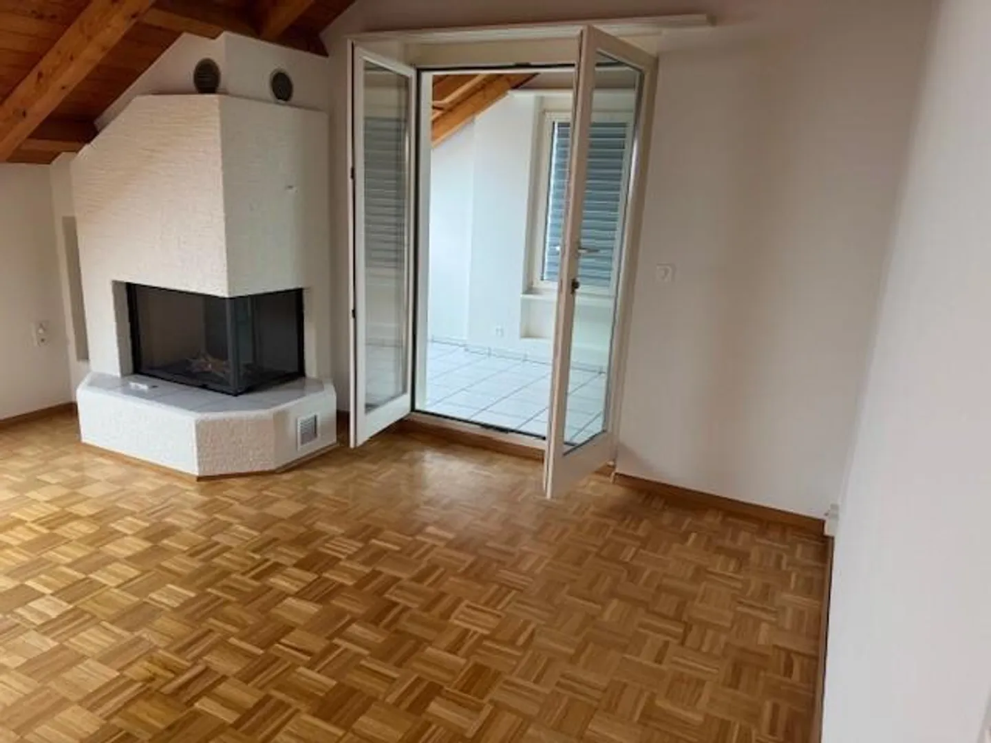 Incantevole appartamento mansardato con camino a 2 camere - Foto 2 di 7