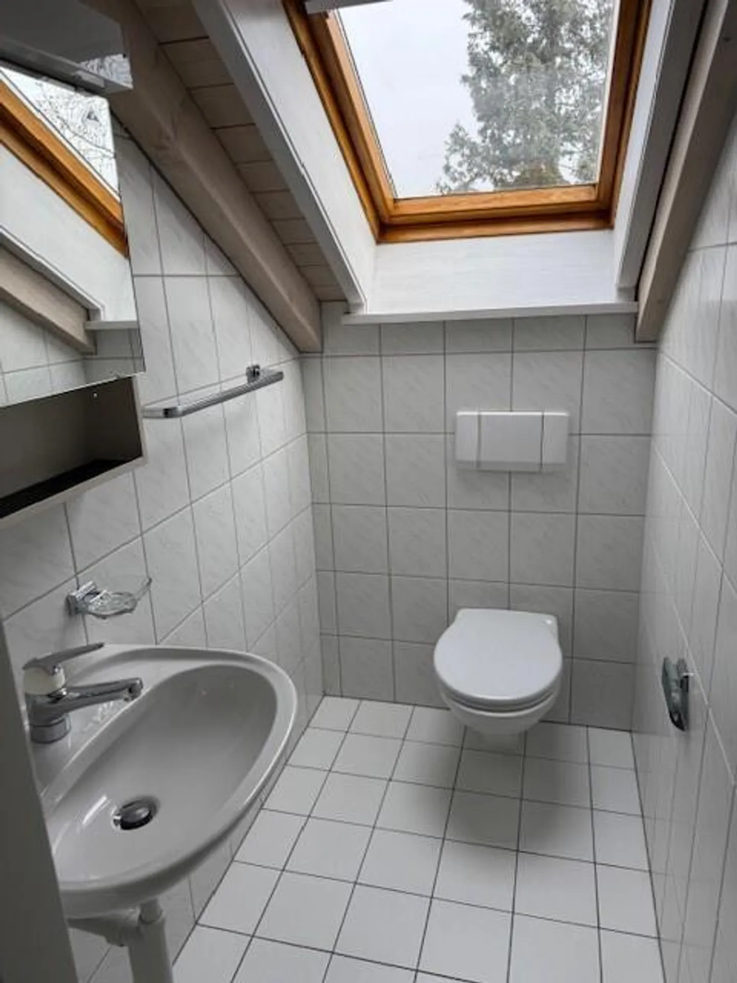 Incantevole appartamento mansardato con camino a 2 camere - Foto 3 di 7