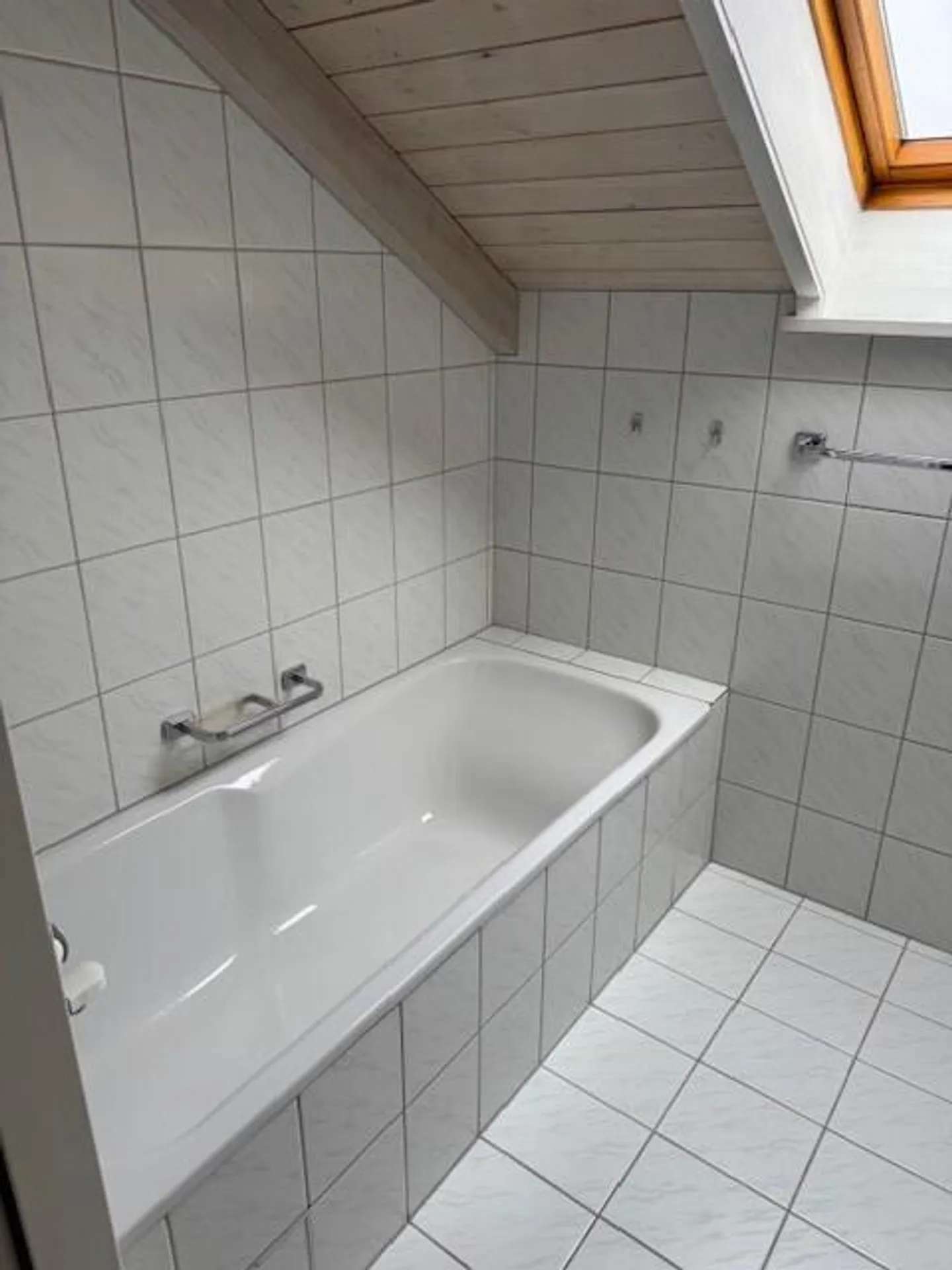 Incantevole appartamento mansardato con camino a 2 camere - Foto 4 di 7