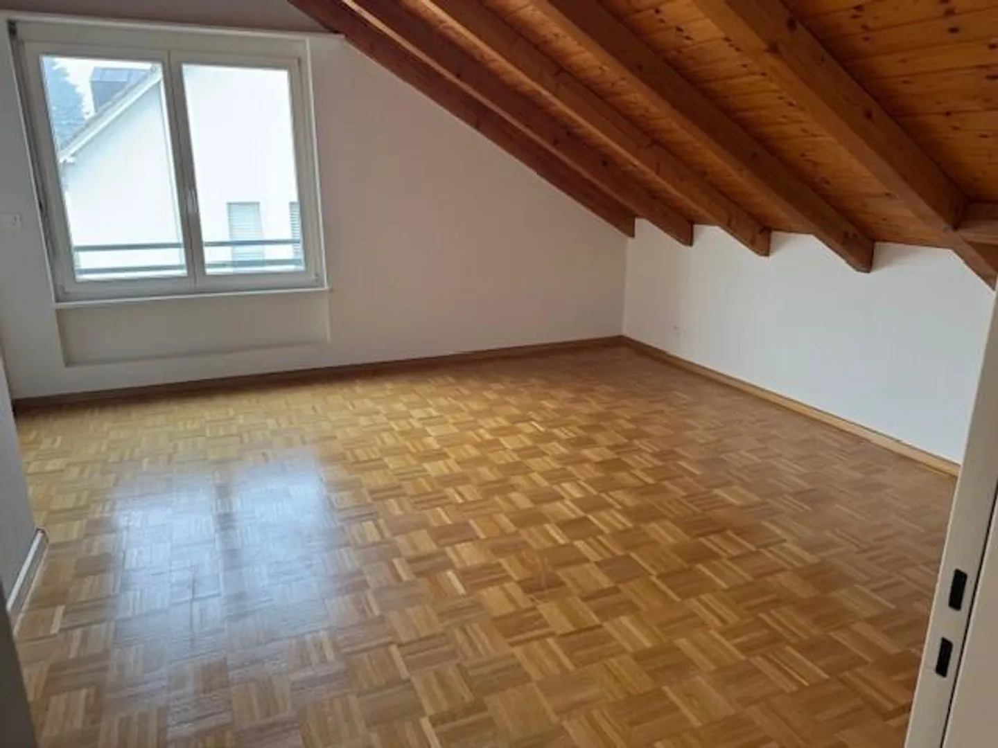 Incantevole appartamento mansardato con camino a 2 camere - Foto 5 di 7