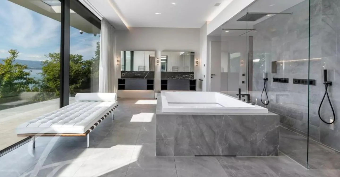 Luxury Villa with Lake Access - Photo 9 of 12