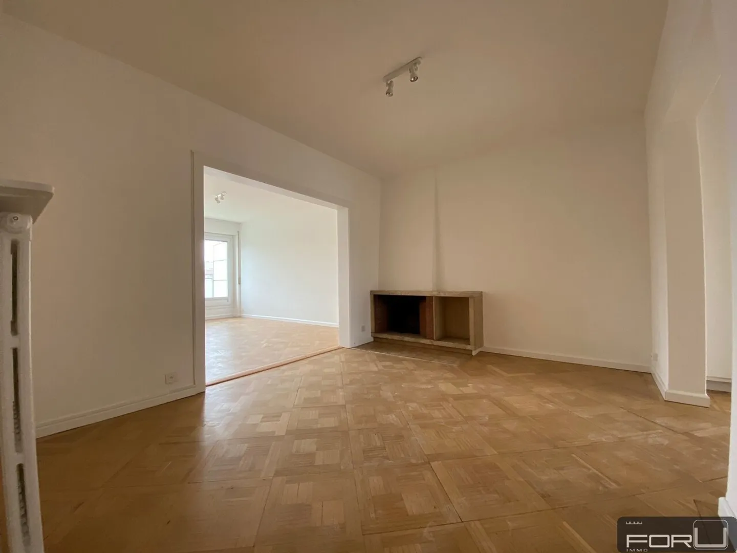 Grande attico di 2,5 stanze in stile antico con terrazza in centro città - Foto 3 di 10