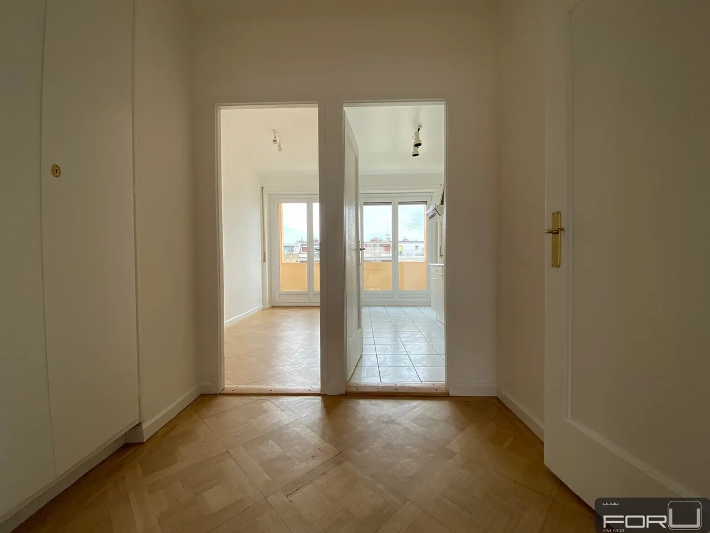 Grande attico di 2,5 stanze in stile antico con terrazza in centro città - Foto 5 di 10