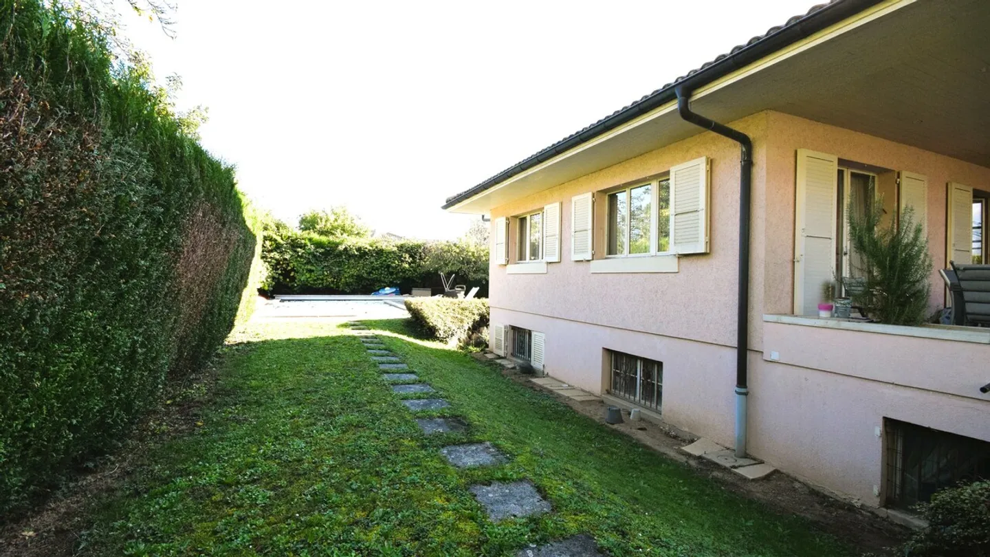 Villa indipendente con piscina da ristrutturare - Foto 1 di 6