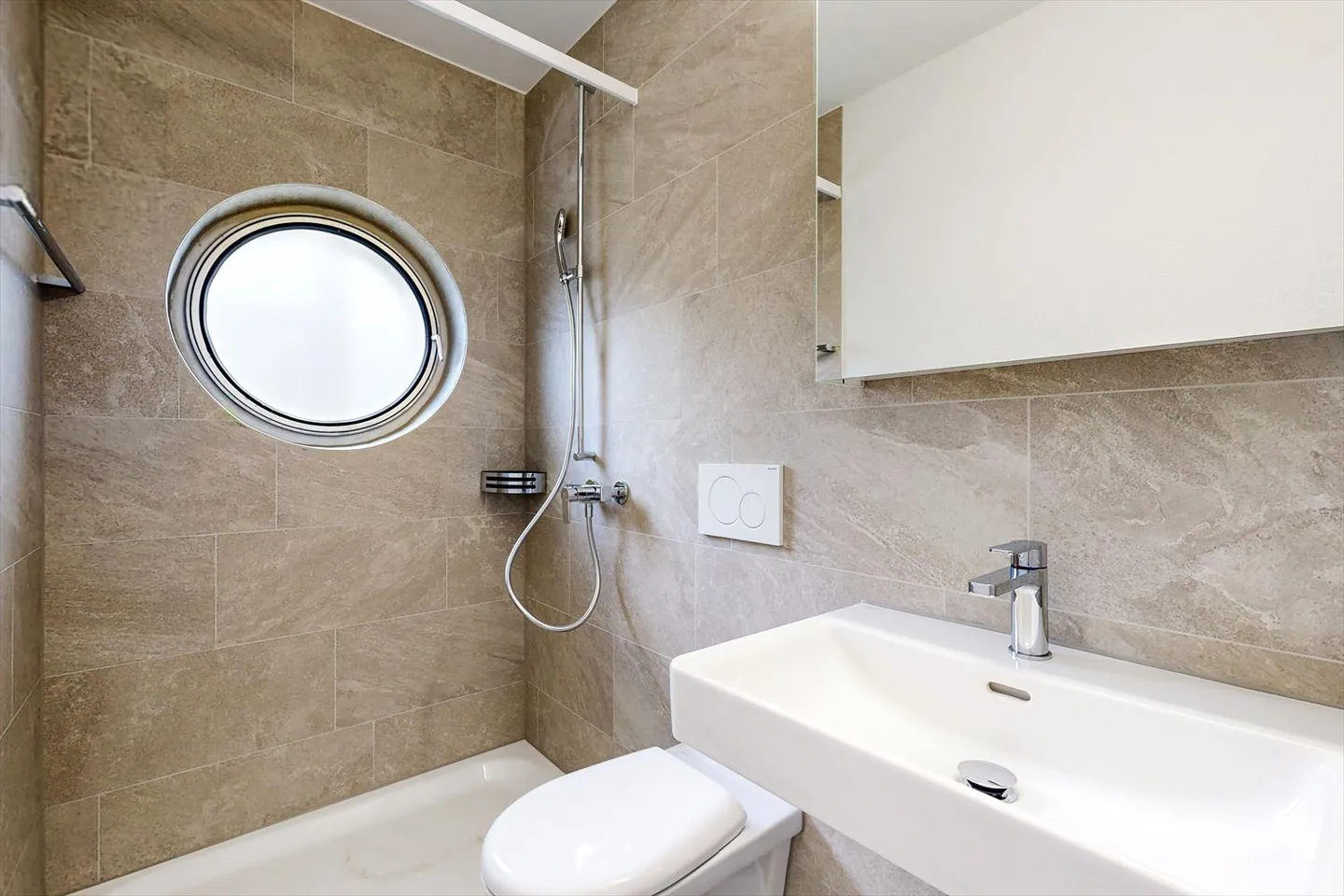 Attractive Maisonette Apartment - Photo 11 of 12