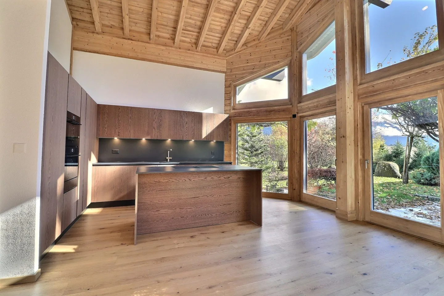 Chalet entièrement rénové avec beau jardin - Photo 2 sur 27