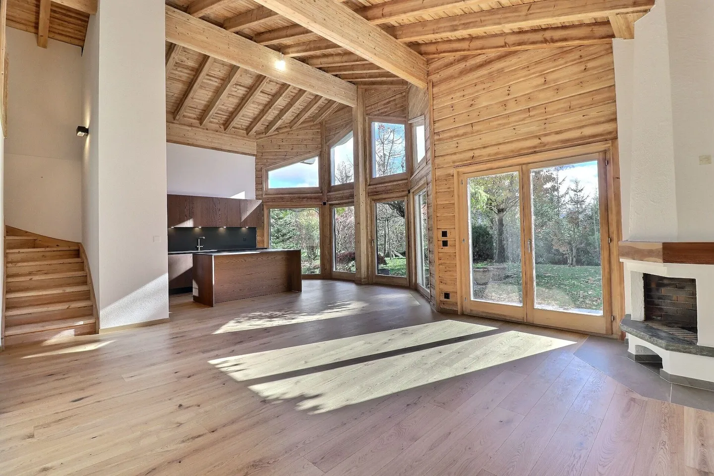 Chalet entièrement rénové avec beau jardin - Photo 6 sur 27