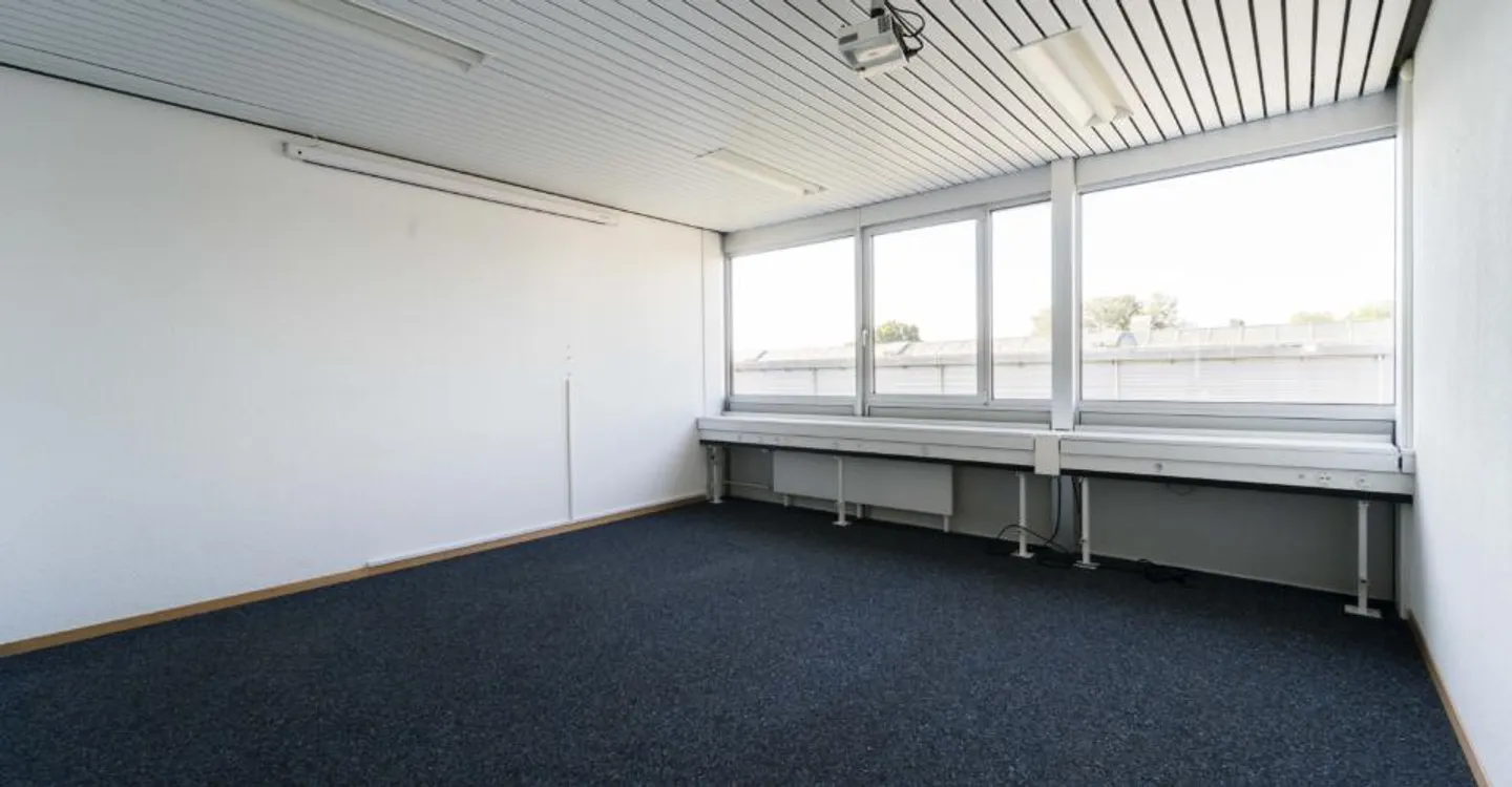 Industrial and administrative building with 960 m2 for rent - Photo 14 of 17