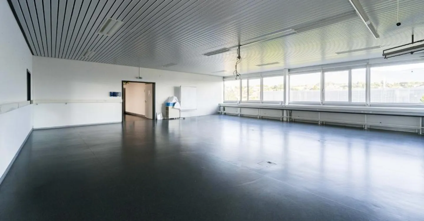 Industrial and administrative building with 960 m2 for rent - Photo 16 of 17