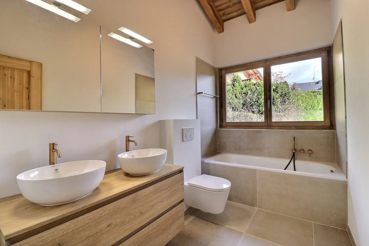 Chalet entièrement rénové avec beau jardin - Photo 12 sur 27