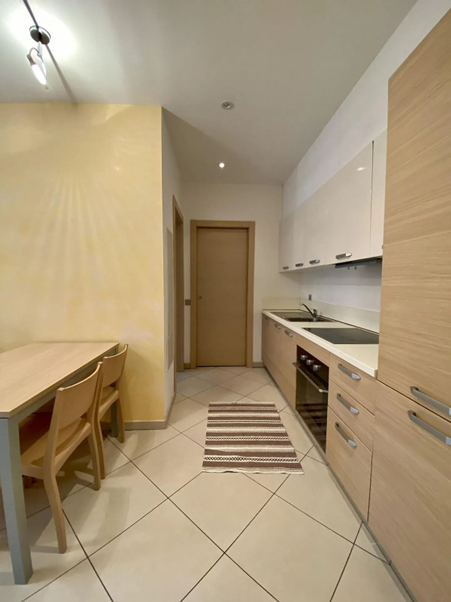 ZENTRAL MÖBLIERTE ZWEI-ZIMMER-WOHNUNG - MAXIMAL 10 MONATE MIETE KEINE RESIDENZ - Foto 3 von 6