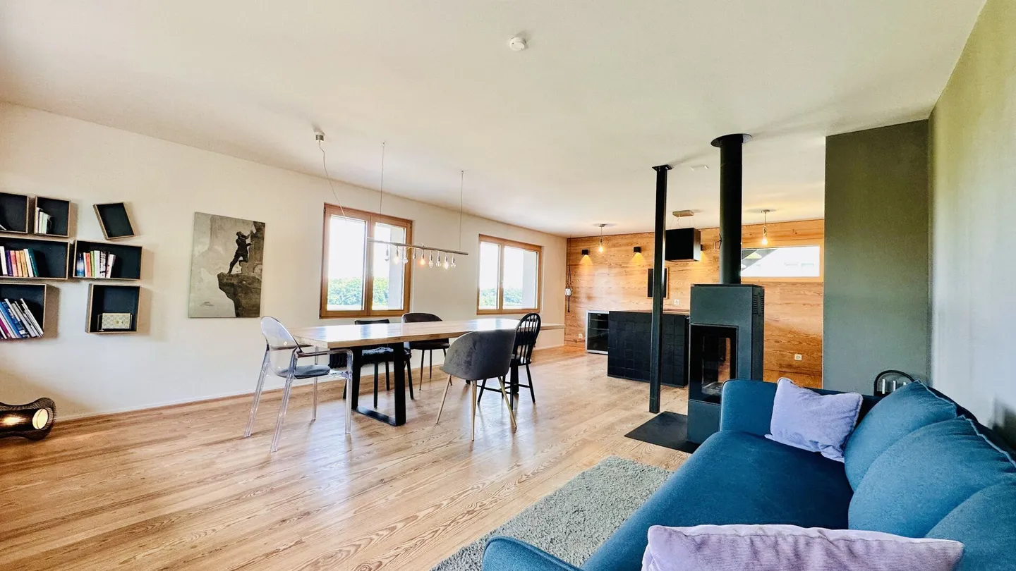 STYLISH, SPACIOUS AND WITH A DREAM VIEW - Photo 3 of 7