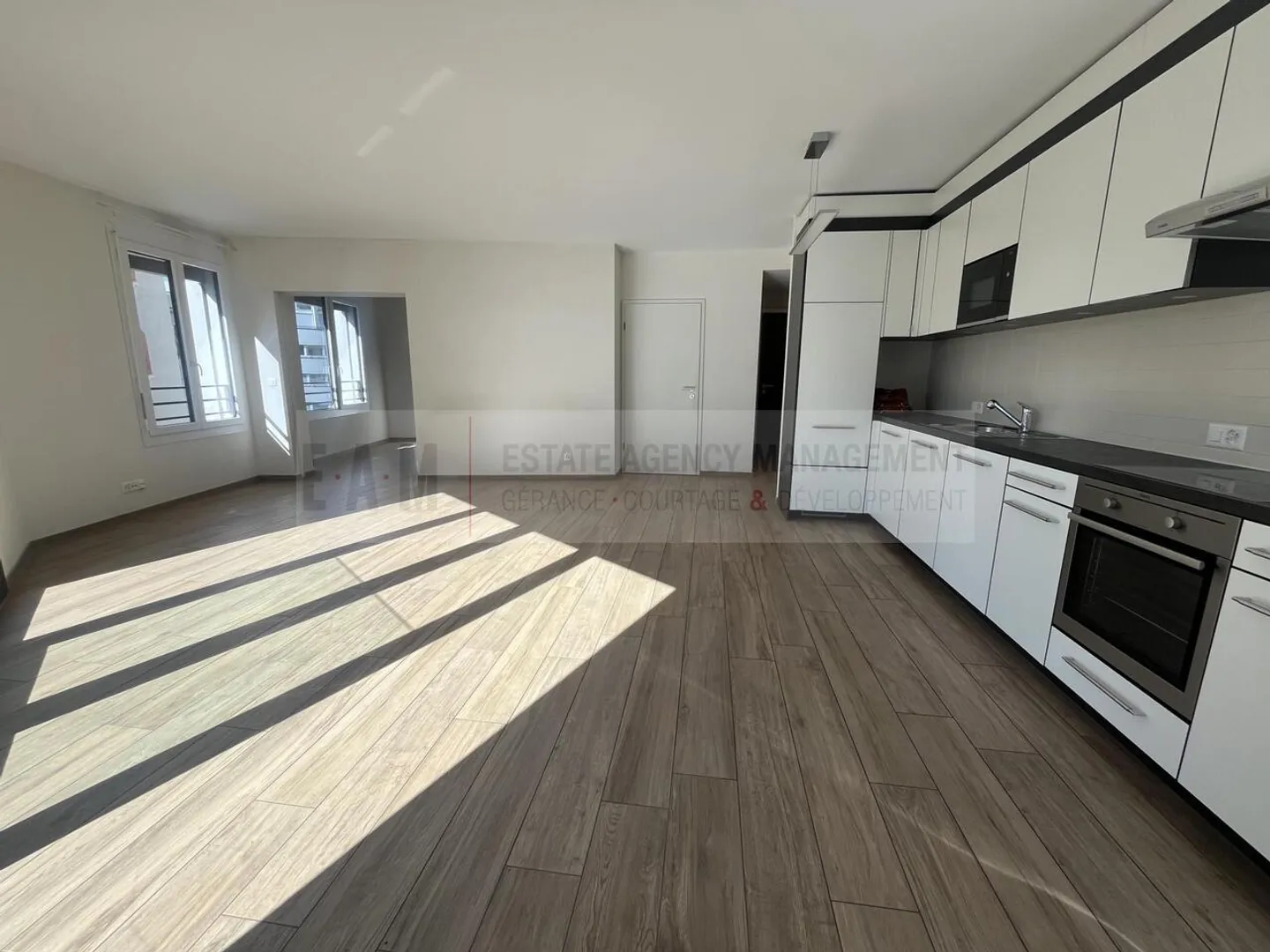 Appartement entièrement meublé (ou non meublé) proche de tout - Photo 1 sur 8