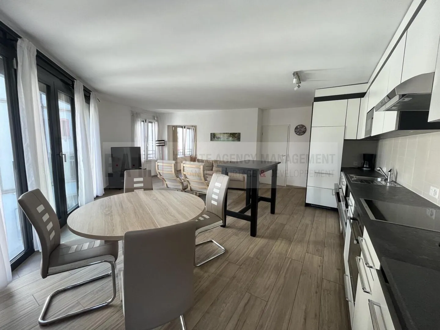 Appartement entièrement meublé (ou non meublé) proche de tout - Photo 2 sur 8