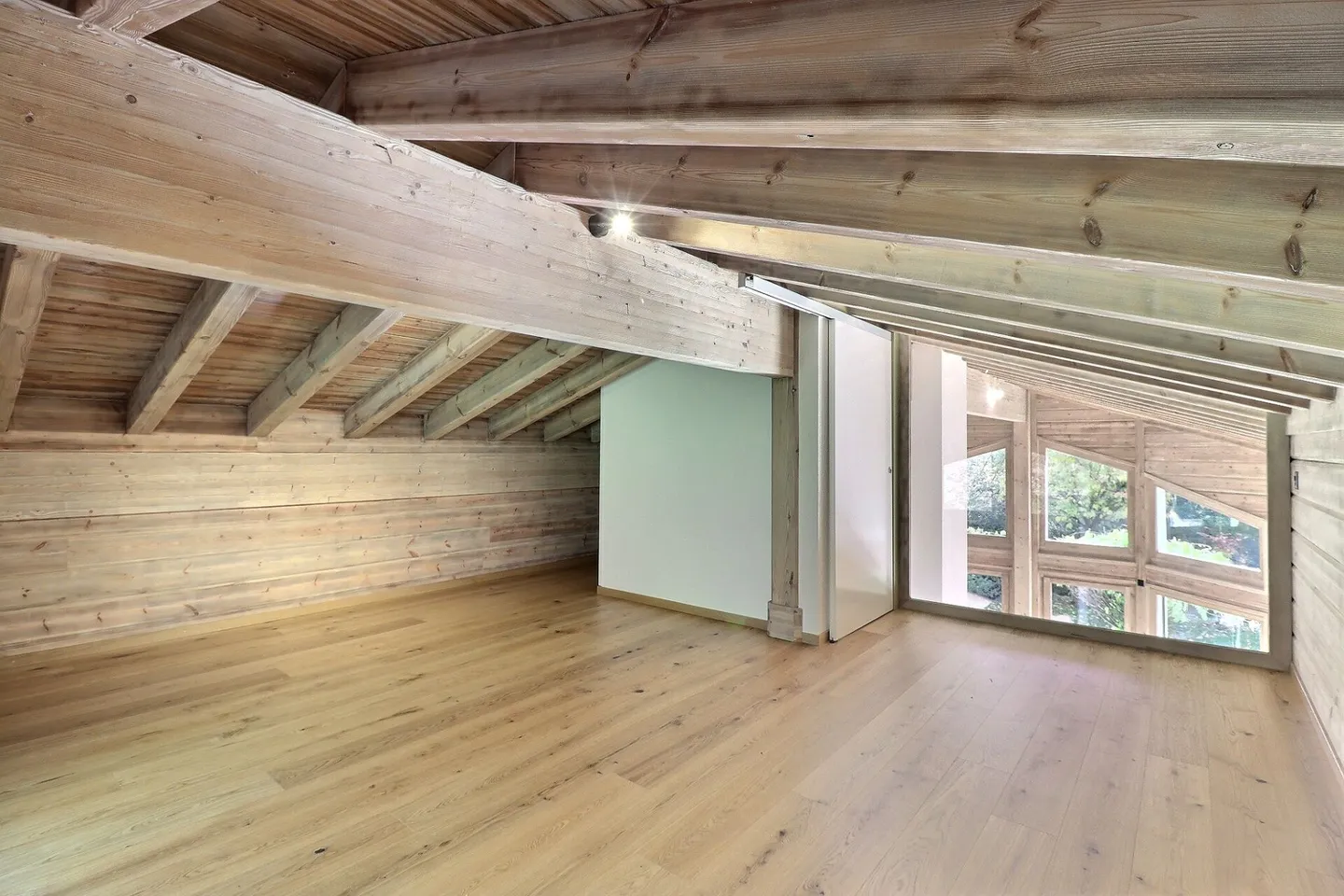 Chalet entièrement rénové avec beau jardin - Photo 19 sur 27