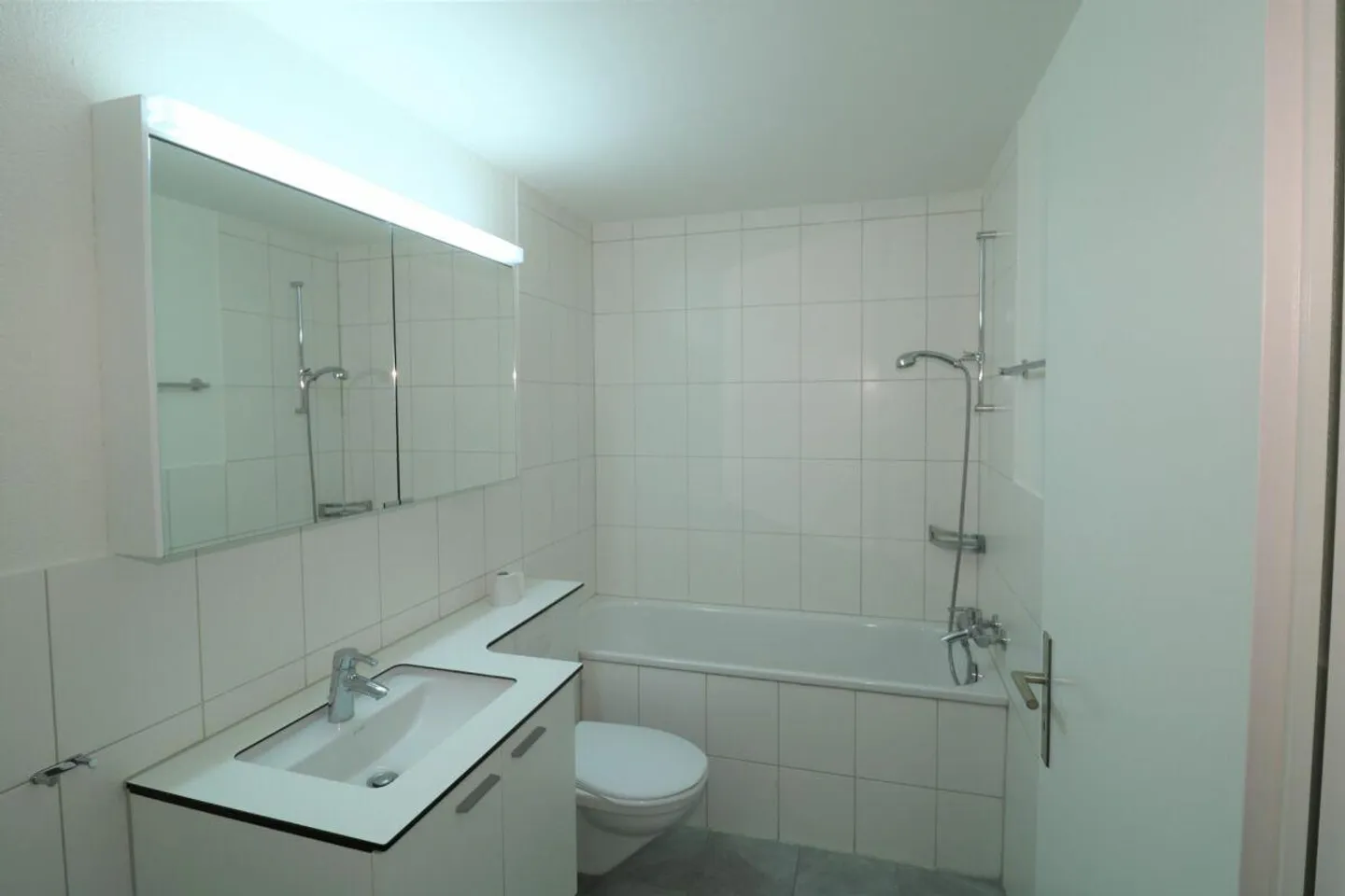 Bright apartment in a great location - Photo 3 of 9