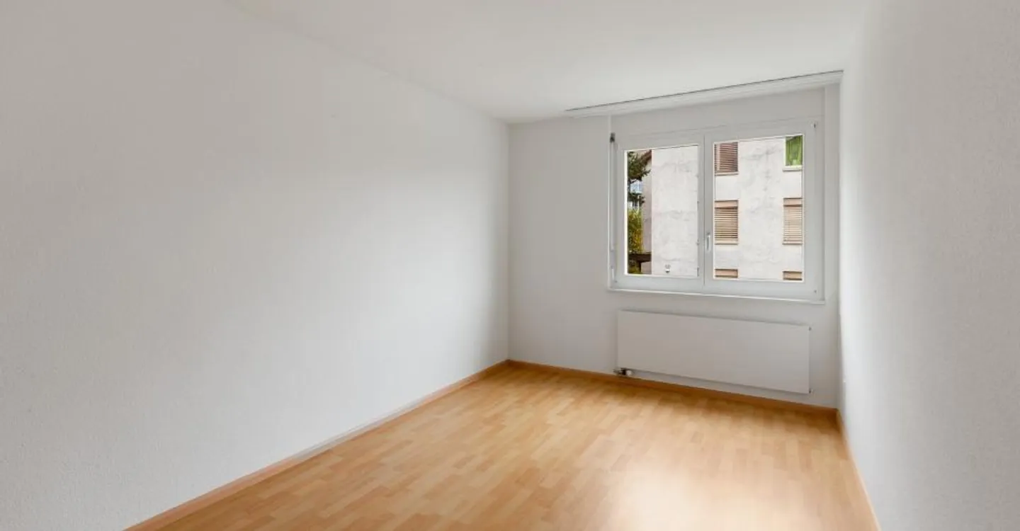 Ampio appartamento luminoso con balcone - situato in posizione centrale e nel verde - Foto 4 di 8